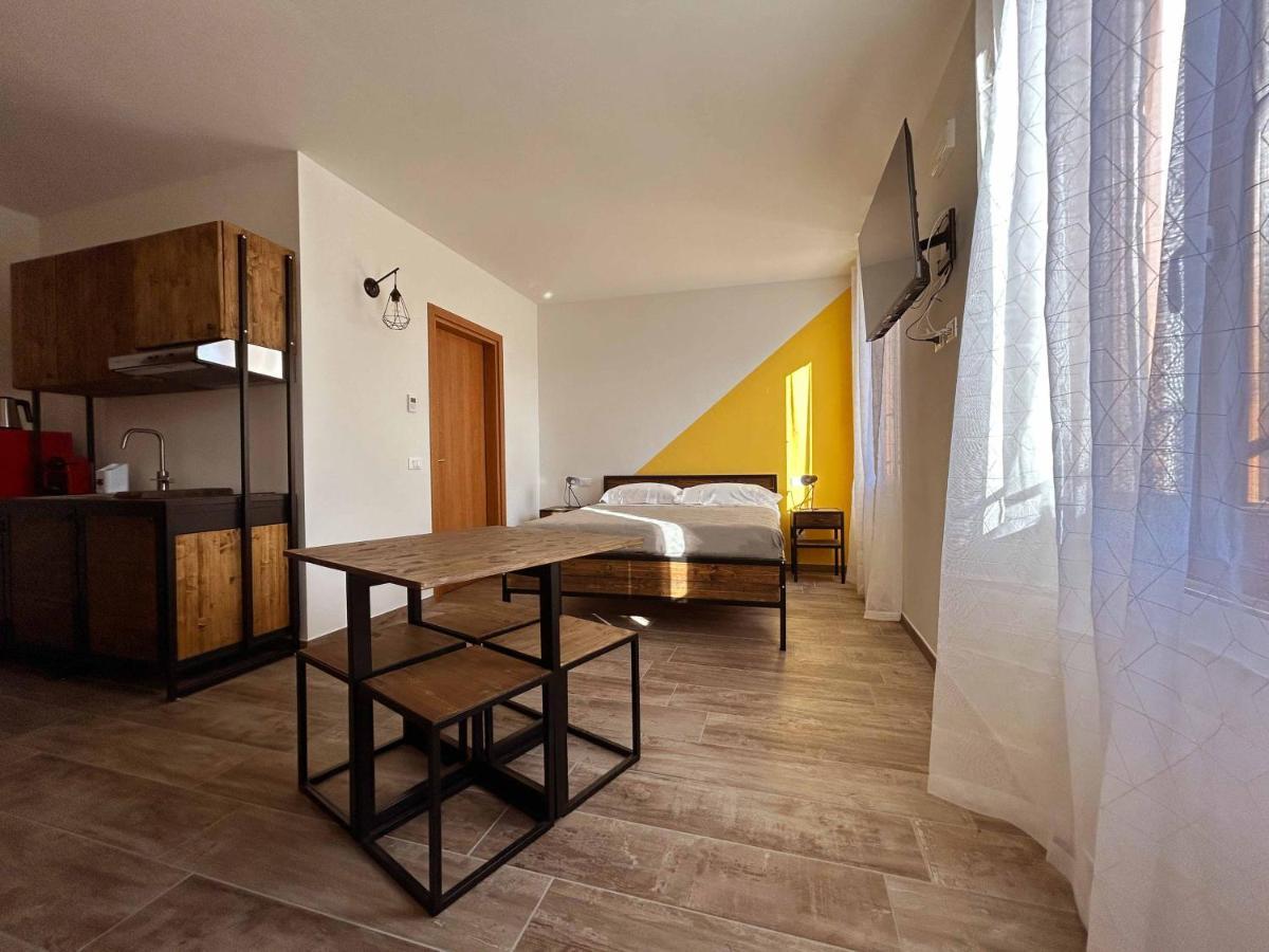 La Volpe Rossa Rooms And Apartments San Felice del Benaco Exteriör bild