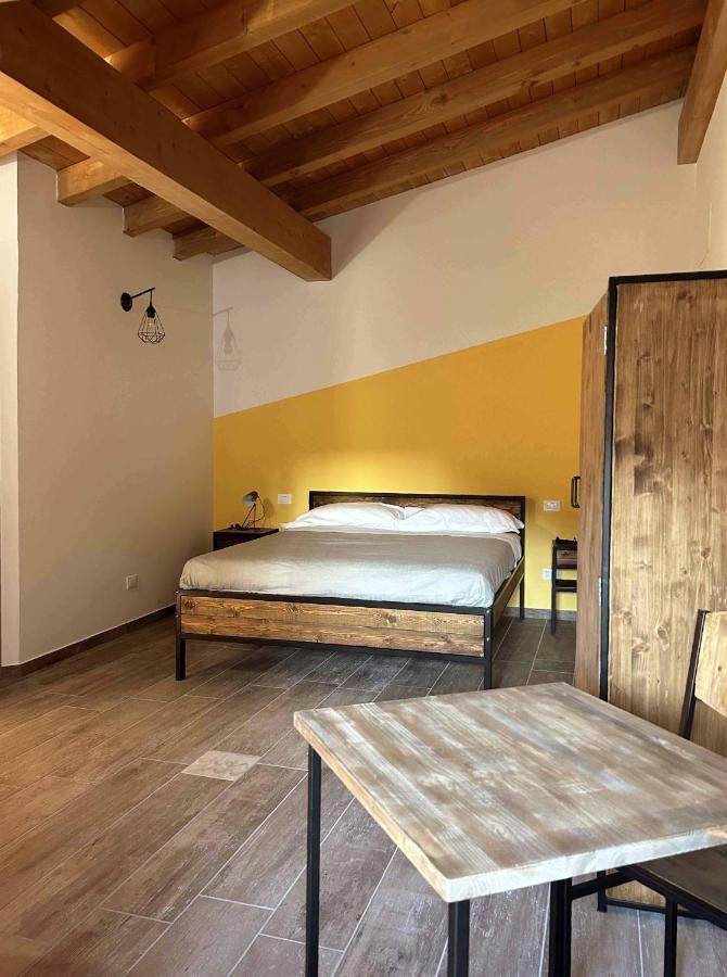 La Volpe Rossa Rooms And Apartments San Felice del Benaco Rum bild